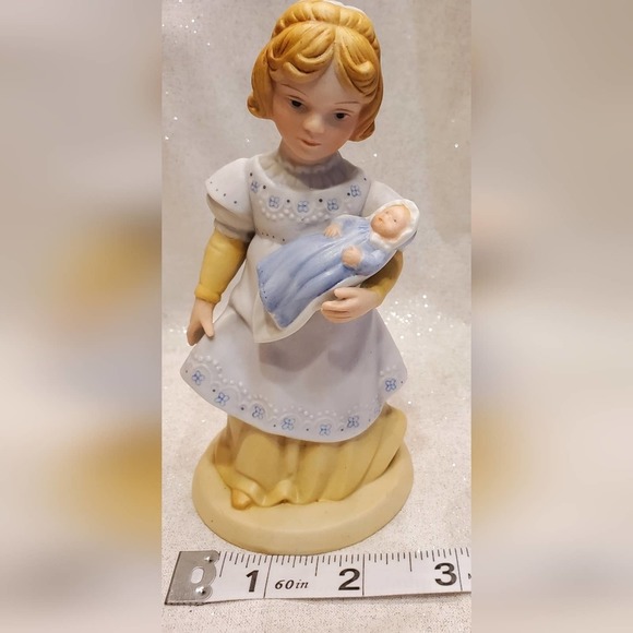 Vintage 1981 Avon A mothers love Porcelain Figurine - Picture 4 of 6